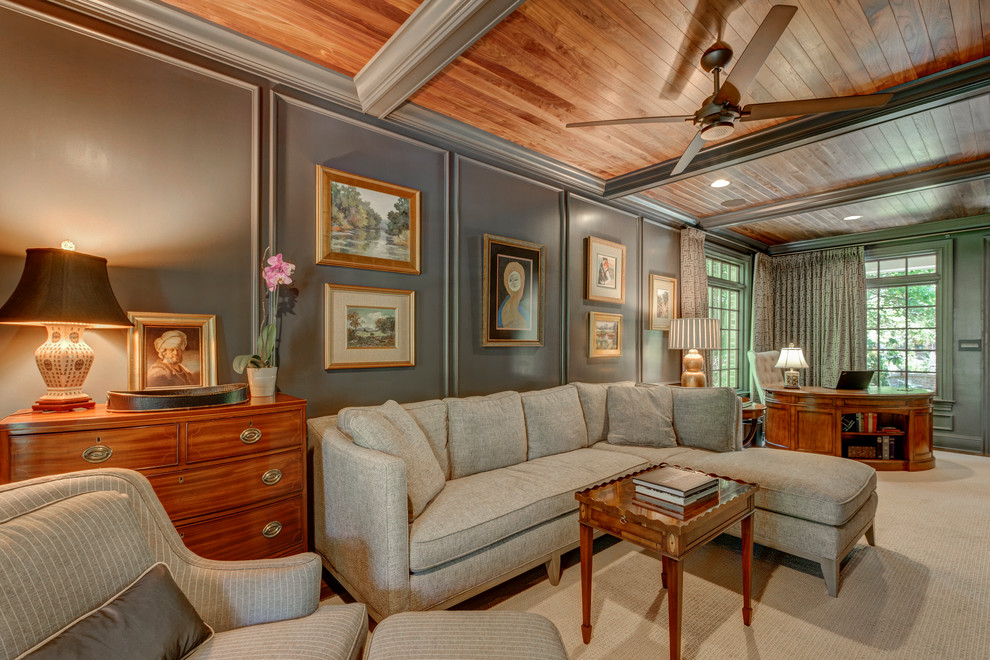Imagen de sala de estar abierta tradicional renovada grande con paredes grises, suelo de madera oscura, todas las chimeneas, marco de chimenea de baldosas y/o azulejos y televisor colgado en la pared
