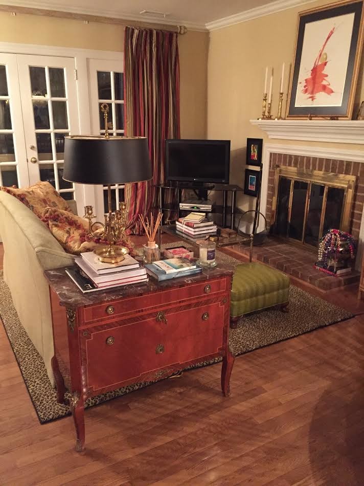 Imagen de sala de estar abierta tradicional de tamaño medio con paredes beige, suelo de madera en tonos medios, todas las chimeneas, marco de chimenea de ladrillo, televisor independiente y suelo marrón