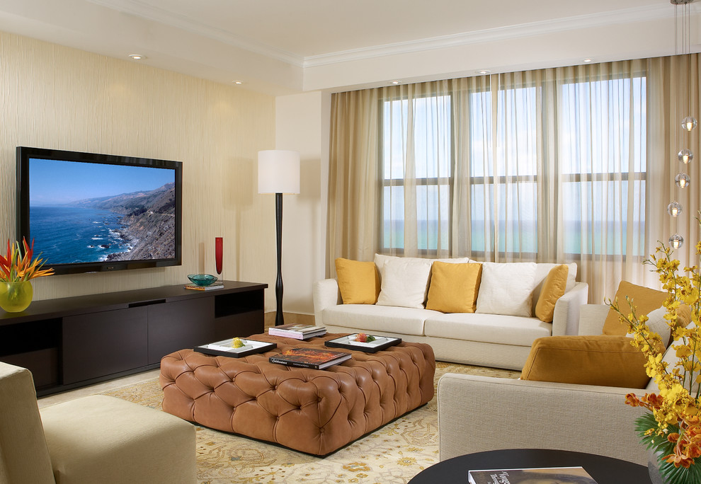 Immagine di un soggiorno minimal di medie dimensioni e aperto con pareti beige, TV a parete, moquette e pavimento multicolore
