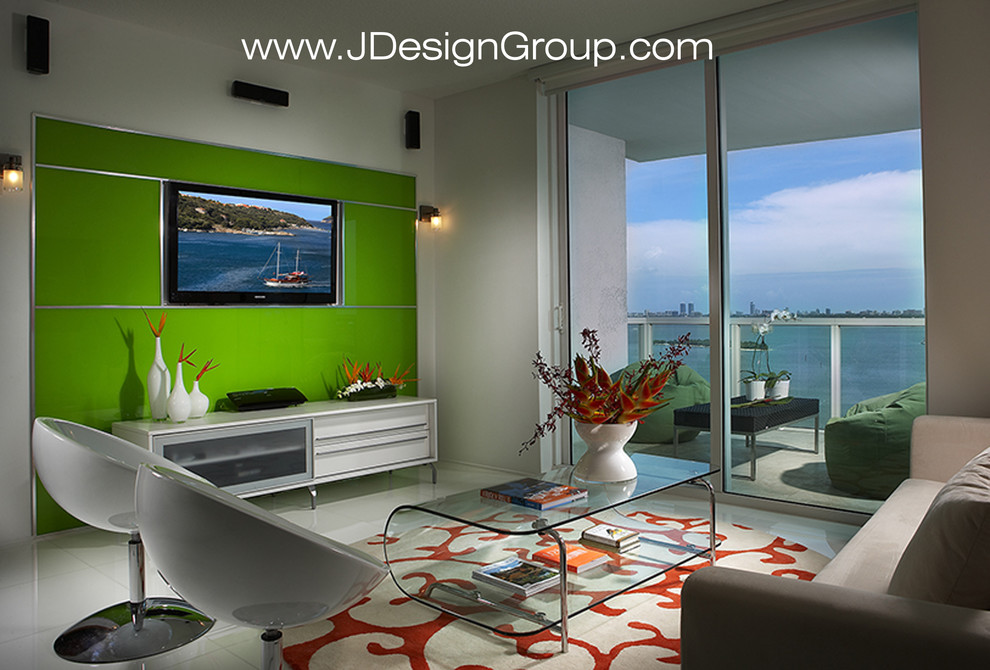 Cette photo montre une salle de séjour tendance de taille moyenne et ouverte avec un mur vert, un sol en marbre, un téléviseur fixé au mur et un sol blanc.