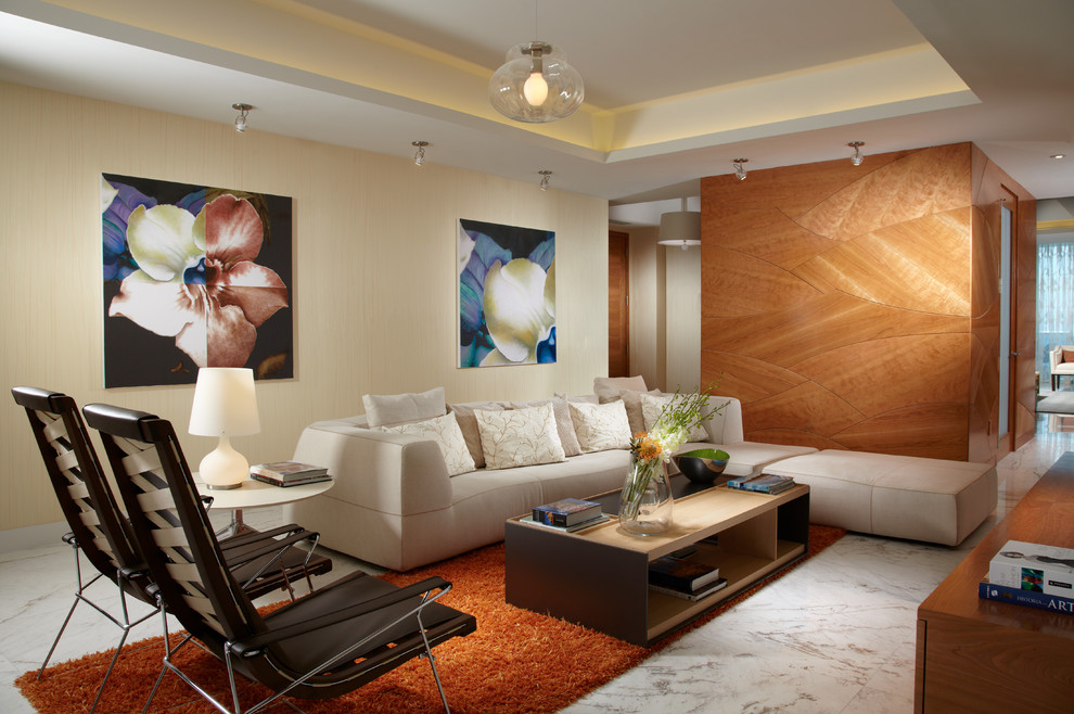 Foto de sala de estar abierta contemporánea con paredes beige