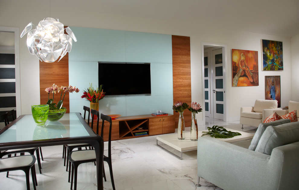 На фото: открытая гостиная комната среднего размера в современном стиле с белыми стенами, мраморным полом, мультимедийным центром и разноцветным полом с