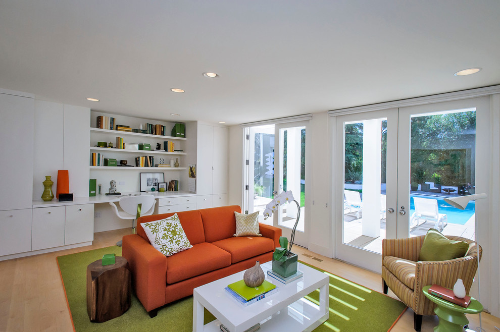 Ejemplo de sala de estar abierta contemporánea con paredes blancas y suelo de madera clara