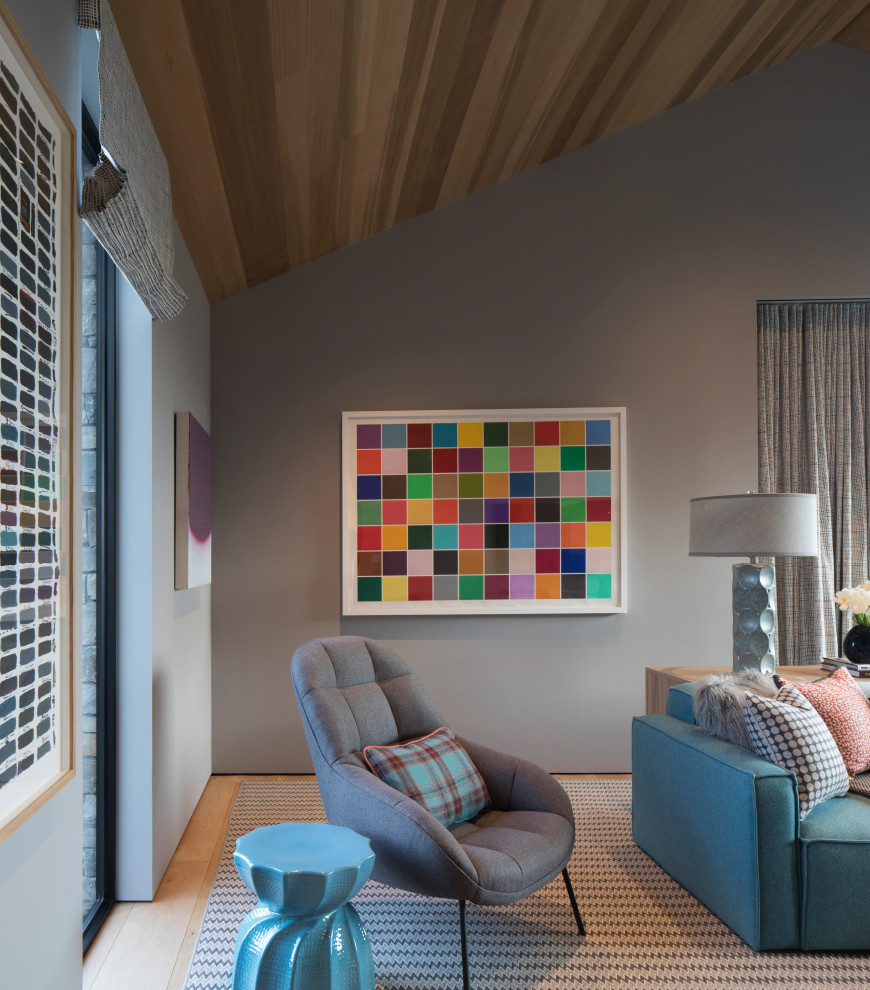 На фото: изолированная комната для игр среднего размера в стиле рустика с серыми стенами, ковровым покрытием, телевизором в углу, разноцветным полом, сводчатым потолком и обоями на стенах с