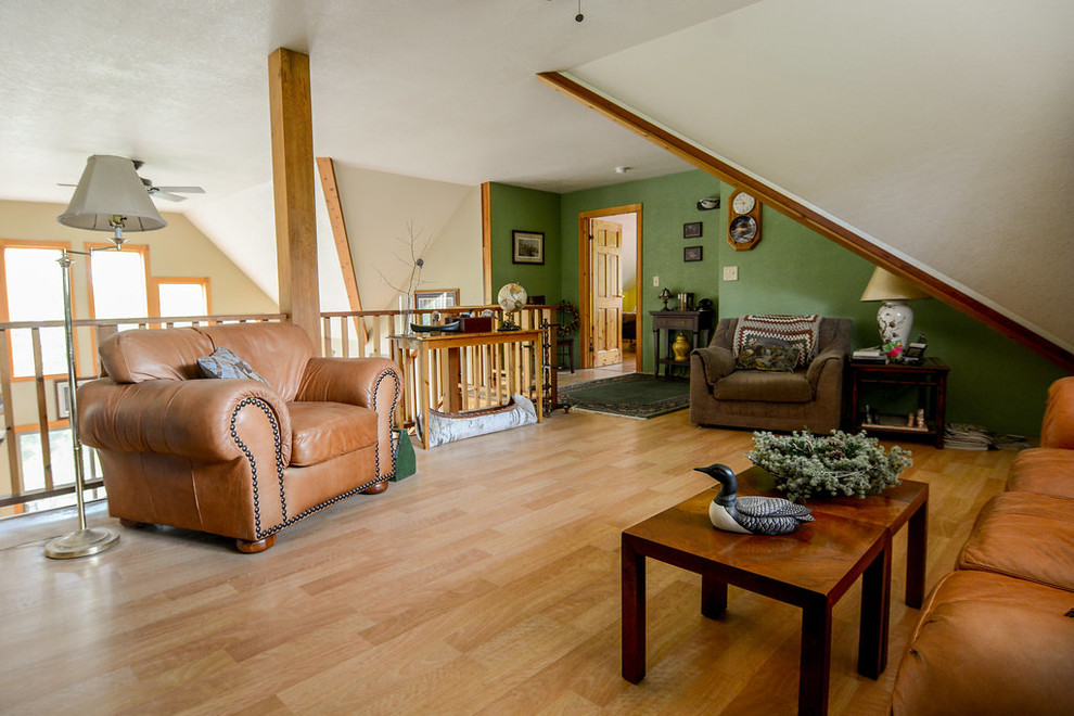 Imagen de sala de estar abierta rural de tamaño medio sin chimenea con paredes verdes y suelo de madera clara