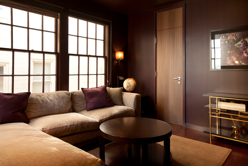 Diseño de sala de estar cerrada contemporánea con paredes marrones y suelo de madera oscura