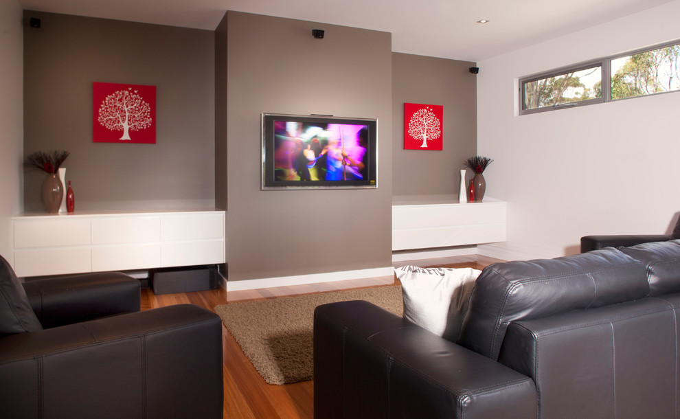 Kleines, Abgetrenntes Modernes Wohnzimmer mit bunten Wänden, hellem Holzboden und TV-Wand in Hobart