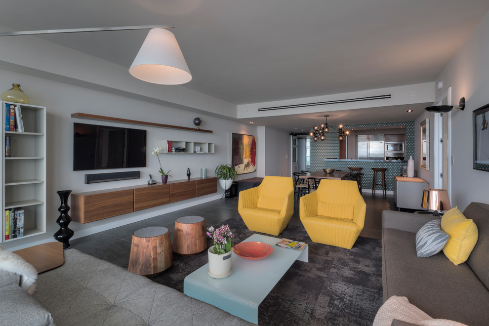 Offenes Wohnzimmer ohne Kamin mit weißer Wandfarbe, TV-Wand und schwarzem Boden in Miami