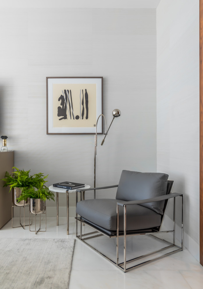 Mittelgroßes Modernes Wohnzimmer mit grauer Wandfarbe und grauem Boden in Miami