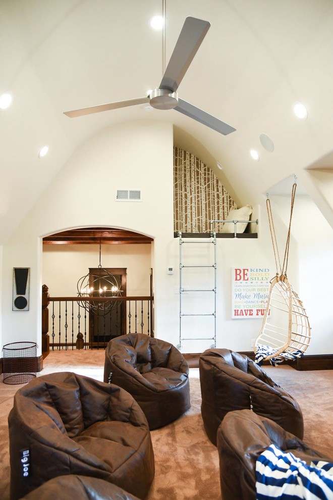 Idee per un soggiorno classico con pareti beige, moquette e pavimento marrone