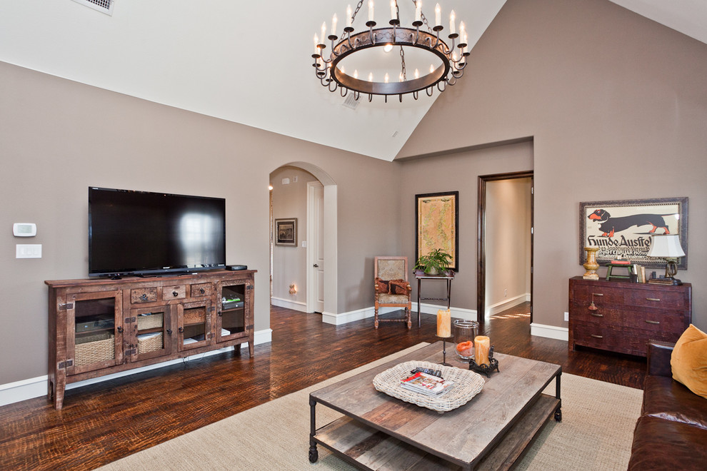 Abgetrenntes Klassisches Wohnzimmer mit beiger Wandfarbe, dunklem Holzboden und freistehendem TV in Dallas