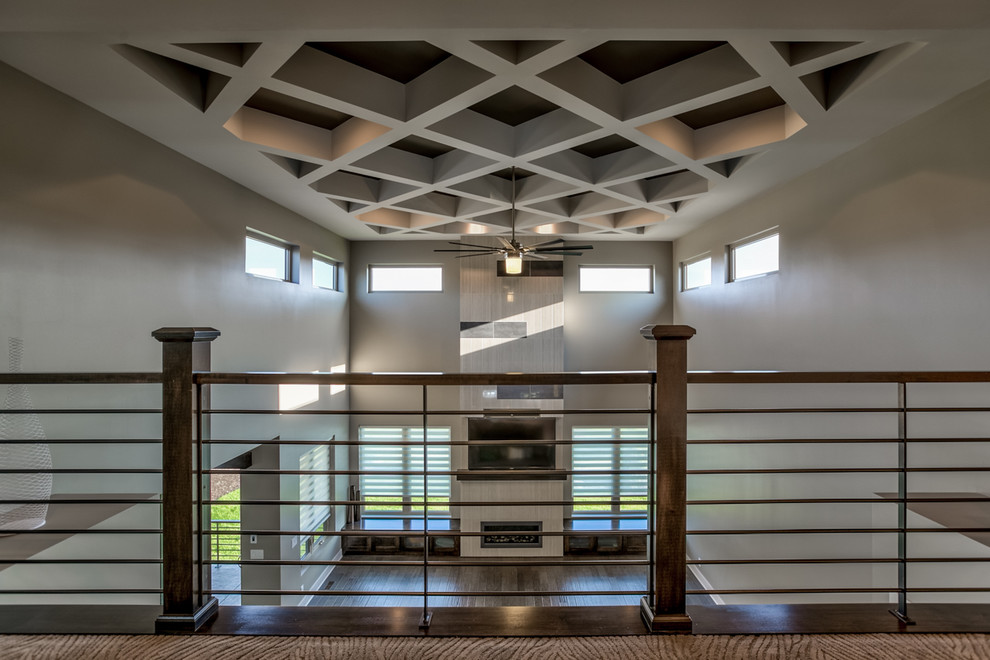 Idee per un grande soggiorno design stile loft con pareti grigie, moquette e pavimento grigio
