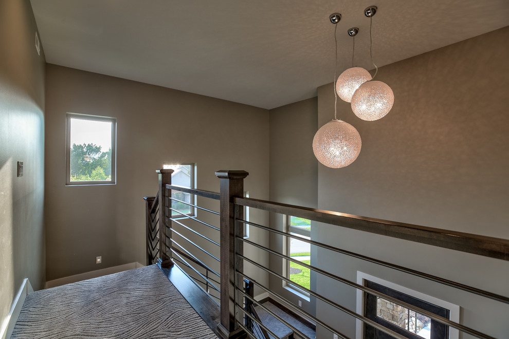 Modelo de sala de estar tipo loft contemporánea grande con paredes grises, moqueta y suelo gris