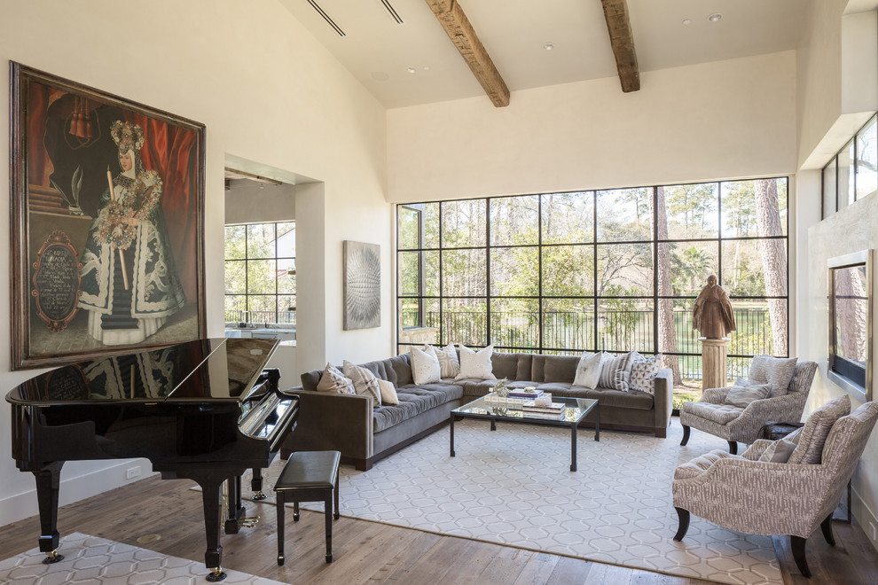 Imagen de sala de estar con rincón musical cerrada contemporánea con paredes beige y suelo de madera en tonos medios