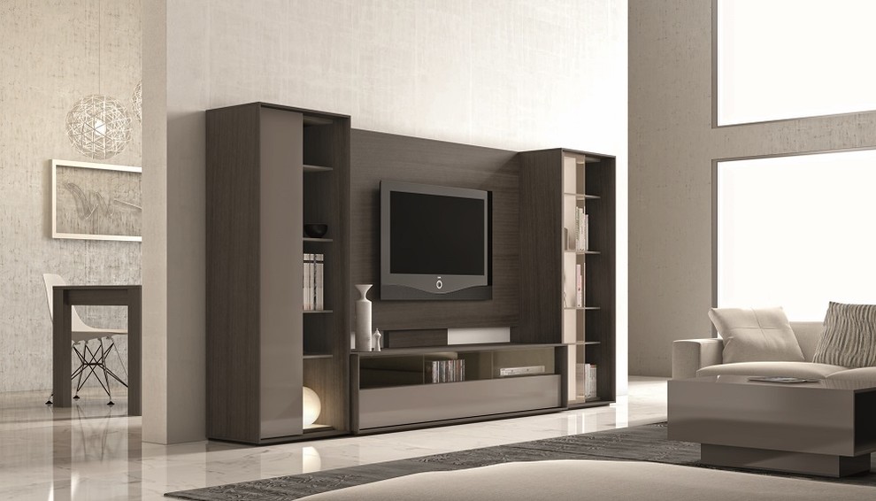 Réalisation d'une grande salle de séjour minimaliste ouverte avec un mur gris et un téléviseur fixé au mur.