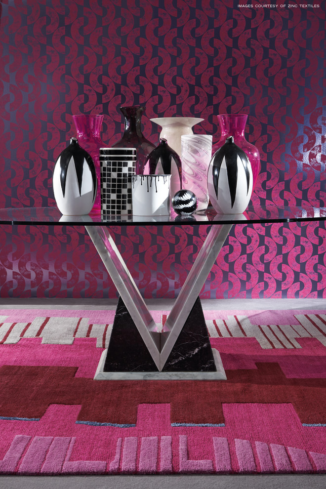 Стильный дизайн: гостиная комната среднего размера в стиле модернизм с розовыми стенами и ковровым покрытием - последний тренд