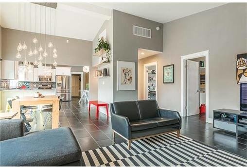 Mittelgroßes, Offenes Modernes Wohnzimmer ohne Kamin mit grauer Wandfarbe, Schieferboden, freistehendem TV und grauem Boden in Kansas City