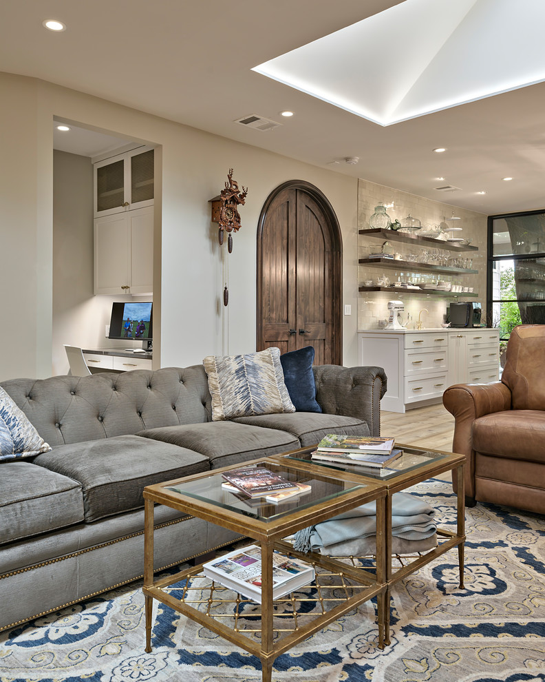 Idee per un soggiorno tradizionale di medie dimensioni e aperto con pareti beige e parquet chiaro