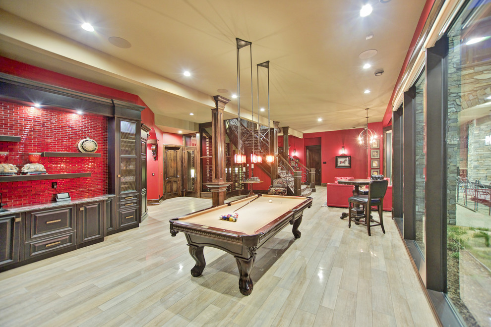 Ejemplo de sala de juegos en casa abierta rural grande con paredes rojas, suelo de madera clara, chimenea lineal, marco de chimenea de madera y televisor colgado en la pared