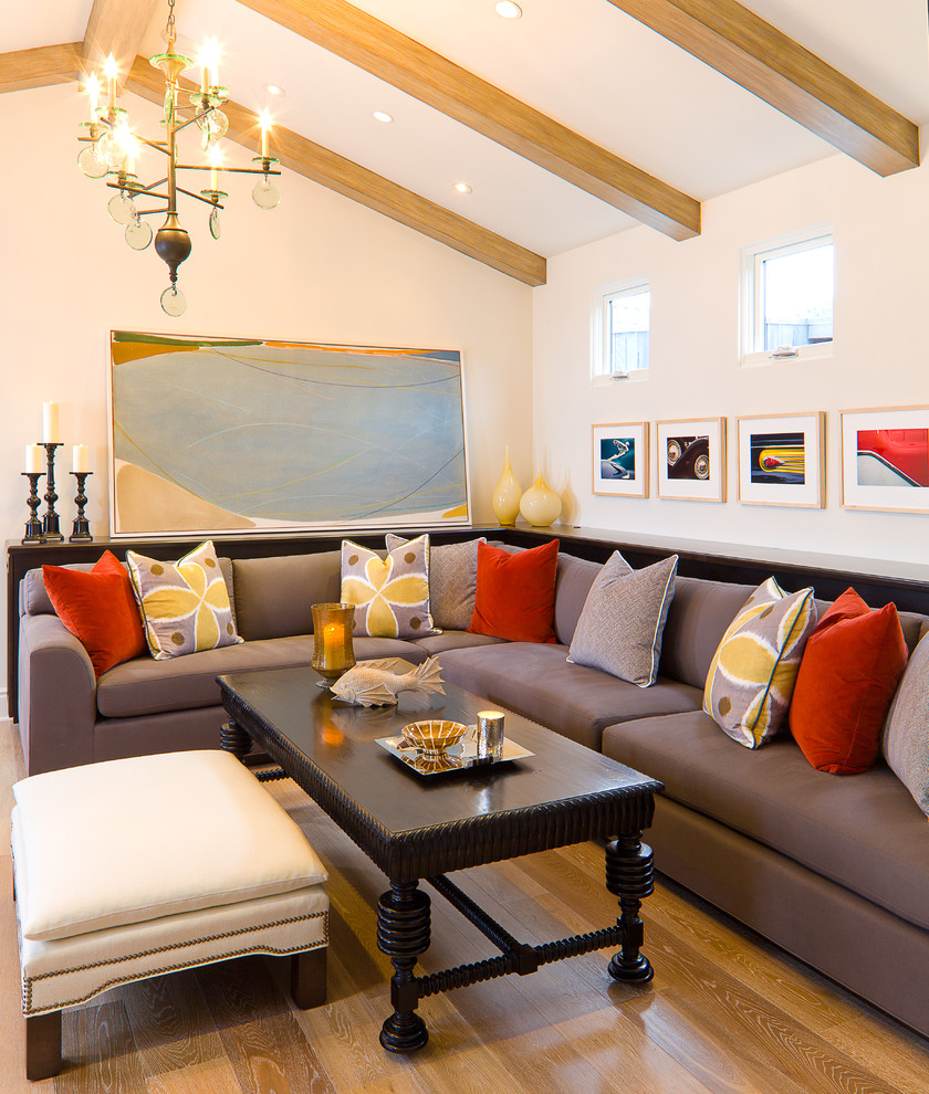 Großes, Abgetrenntes Modernes Wohnzimmer ohne Kamin mit weißer Wandfarbe und braunem Holzboden in Orange County
