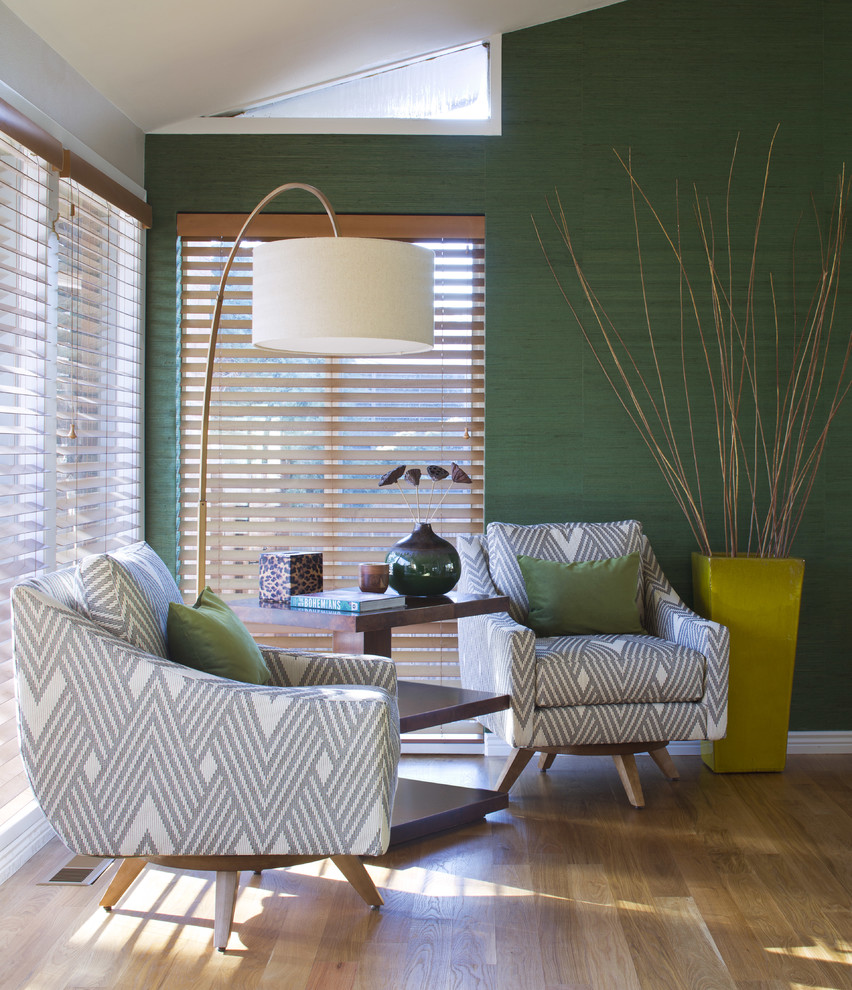 Imagen de sala de estar abierta retro grande con paredes verdes, suelo de madera en tonos medios y suelo marrón