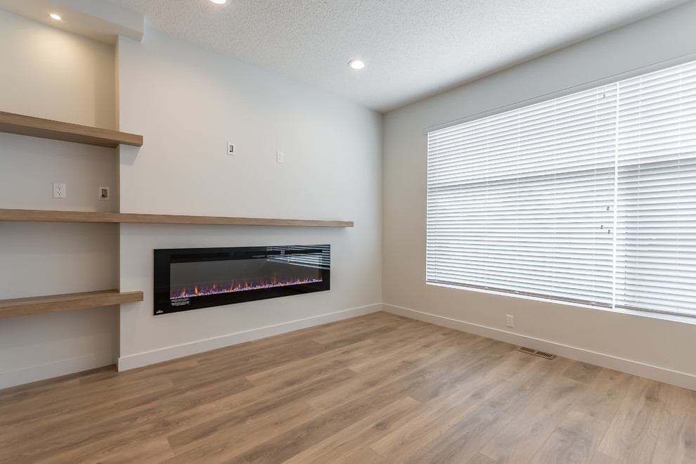 Mittelgroßes, Offenes Modernes Wohnzimmer mit weißer Wandfarbe, Laminat, Kamin und braunem Boden in Edmonton