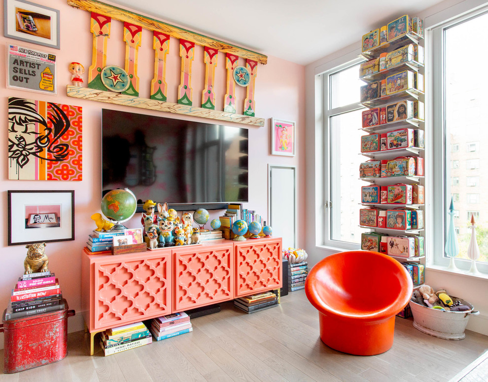 Idee per un soggiorno boho chic con pareti rosa, parquet chiaro, nessun camino e TV a parete