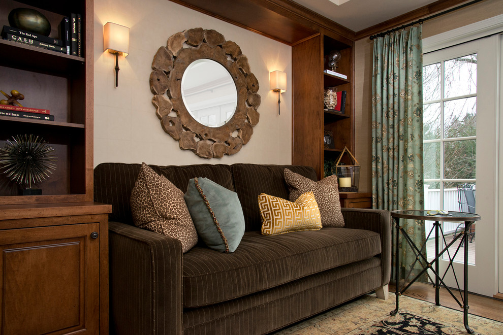 Foto di un piccolo soggiorno tradizionale chiuso con libreria, pareti beige, pavimento in legno massello medio, TV a parete, nessun camino e pavimento marrone