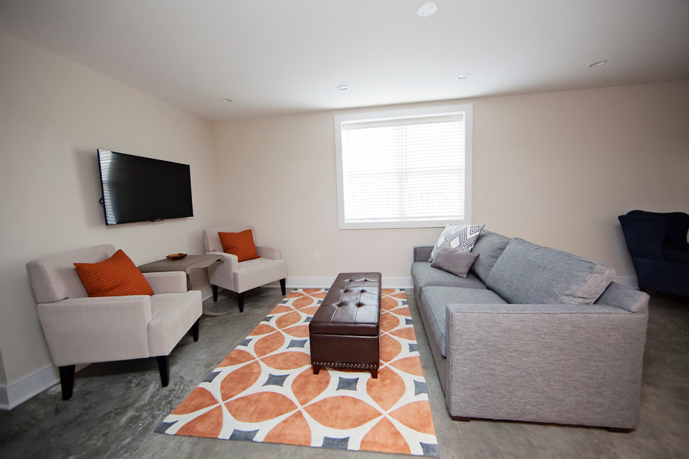 Imagen de sala de estar cerrada contemporánea grande con paredes beige, televisor colgado en la pared y moqueta