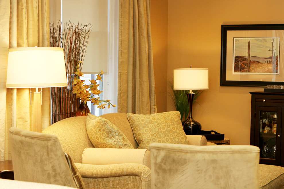 Exemple d'une salle de séjour tendance de taille moyenne et fermée avec parquet foncé et un mur jaune.