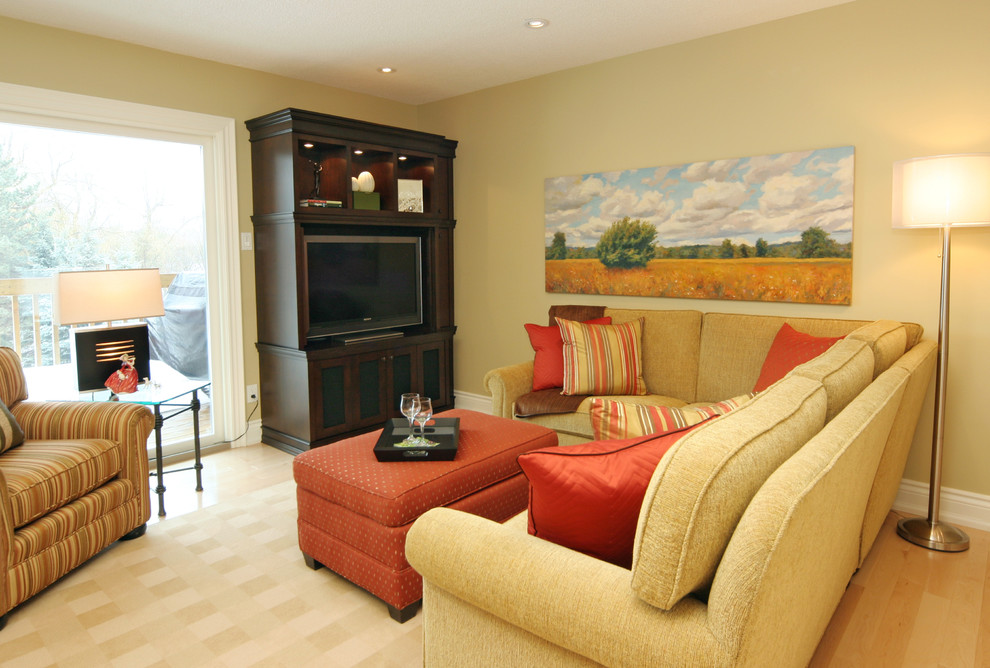 Esempio di un soggiorno chic di medie dimensioni e chiuso con pareti beige, TV autoportante e moquette