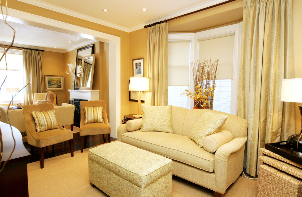 Immagine di un soggiorno minimal di medie dimensioni e chiuso con parquet scuro e pareti gialle