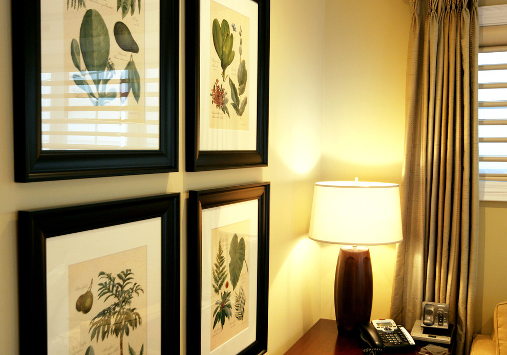 Foto di un soggiorno tradizionale di medie dimensioni e chiuso con pareti gialle e parquet chiaro