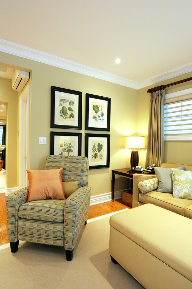 Стильный дизайн: изолированная гостиная комната среднего размера в классическом стиле с желтыми стенами, светлым паркетным полом и ковром на полу - последний тренд