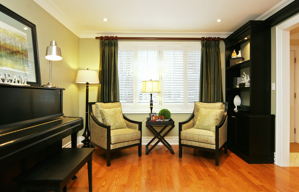 Foto de sala de estar con rincón musical cerrada clásica de tamaño medio con paredes verdes y suelo de madera clara