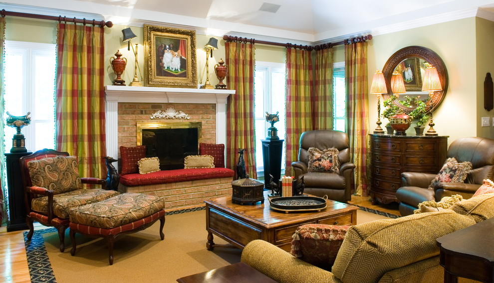 Modelo de sala de estar tradicional sin televisor con paredes beige, suelo de madera en tonos medios, todas las chimeneas y marco de chimenea de ladrillo