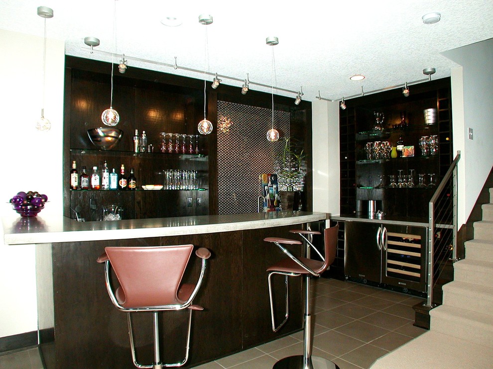 На фото: домашний бар в современном стиле
