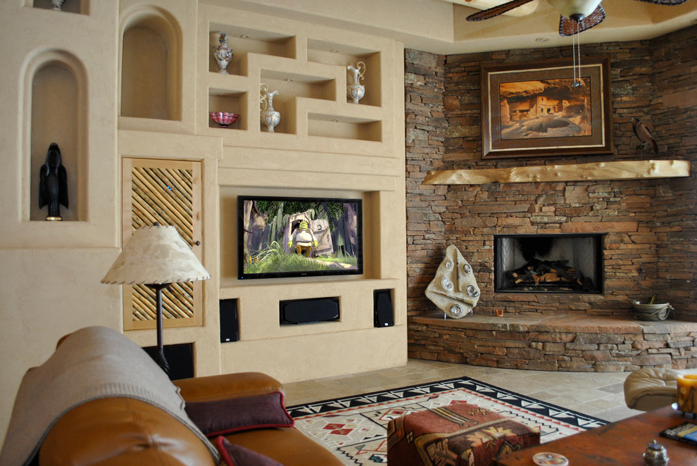 Cette image montre une grande salle de séjour sud-ouest américain ouverte avec un mur beige, un sol en travertin, une cheminée d'angle, un téléviseur fixé au mur et un sol marron.