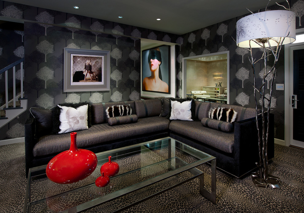 Esempio di un soggiorno minimalista di medie dimensioni e chiuso con pareti nere, moquette e pavimento multicolore