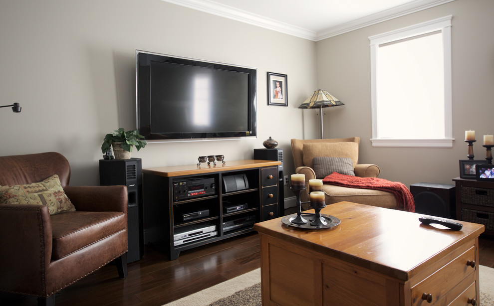 Exempel på ett mellanstort klassiskt avskilt allrum, med grå väggar, mellanmörkt trägolv och en väggmonterad TV