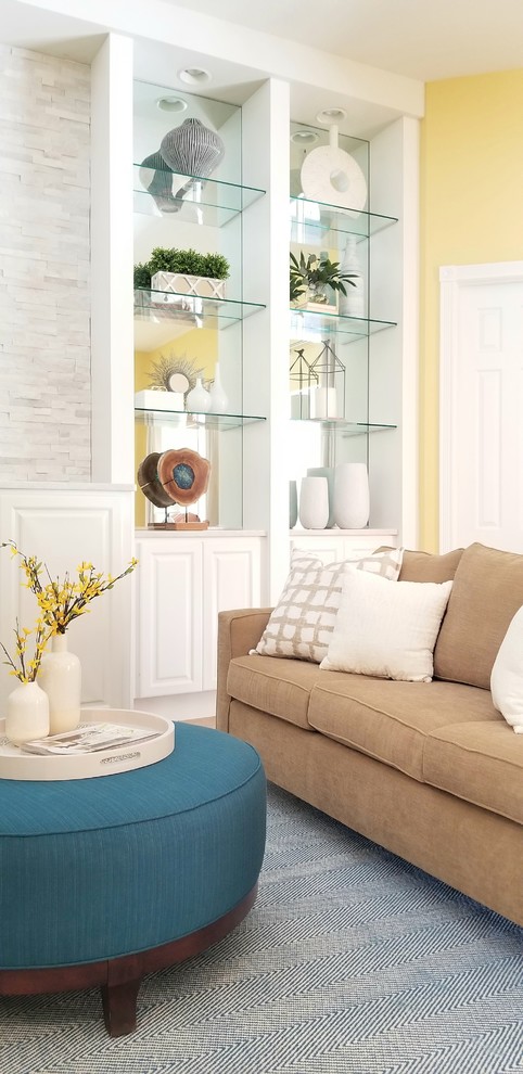 Klassisches Wohnzimmer mit gelber Wandfarbe in Orlando