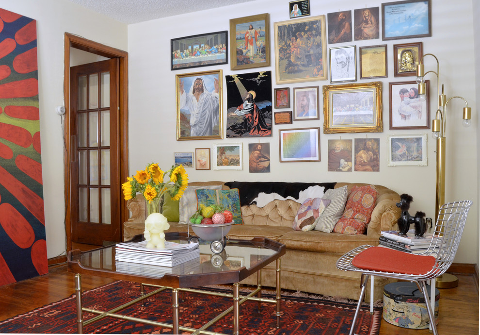 На фото: изолированная гостиная комната среднего размера в стиле шебби-шик с белыми стенами, паркетным полом среднего тона, стандартным камином и отдельно стоящим телевизором с