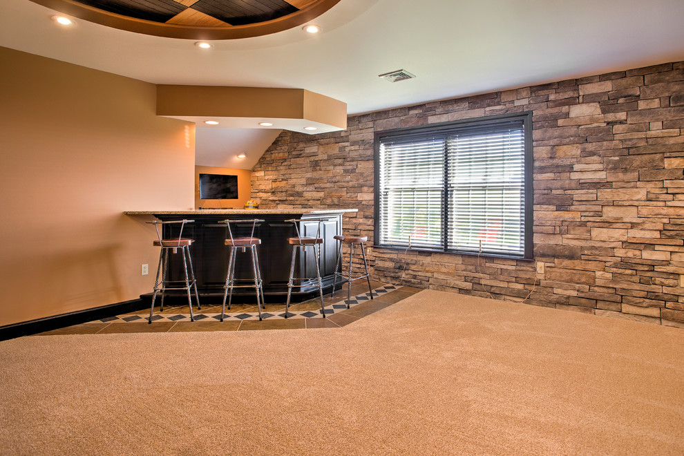 Ejemplo de sala de estar con barra de bar cerrada de estilo americano de tamaño medio sin chimenea con paredes beige, moqueta, pared multimedia y suelo beige