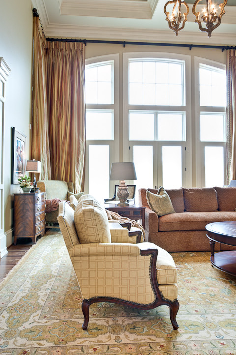Foto di un grande soggiorno classico aperto con pareti beige, parquet scuro, cornice del camino in pietra e camino classico