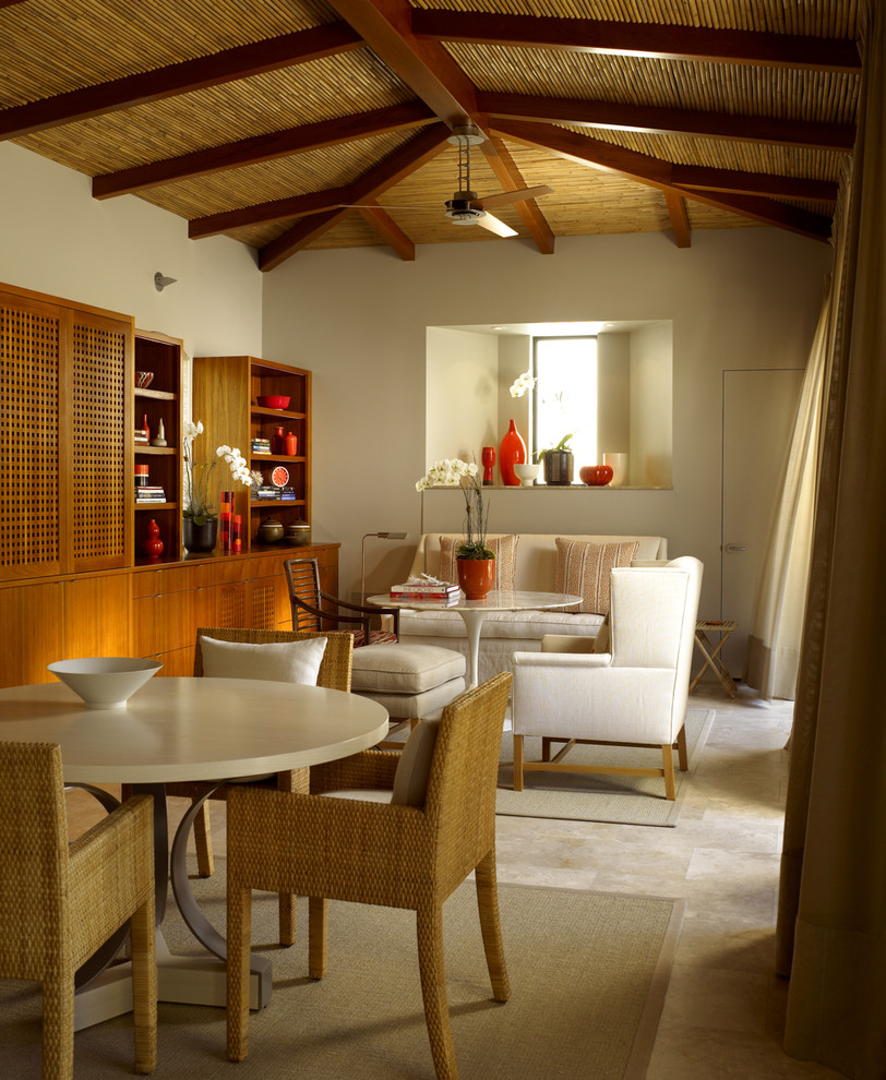 Modelo de sala de estar abierta contemporánea con paredes beige y alfombra