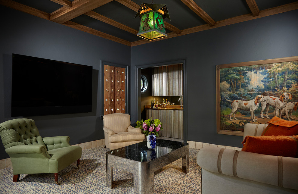 マイアミにある地中海スタイルのおしゃれな独立型ファミリールーム (ホームバー、青い壁、カーペット敷き、壁掛け型テレビ、グレーの床) の写真