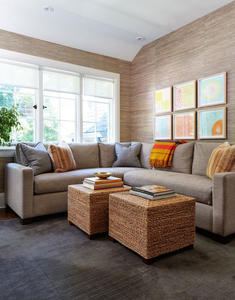 Immagine di un piccolo soggiorno classico chiuso con pareti beige, moquette e parete attrezzata
