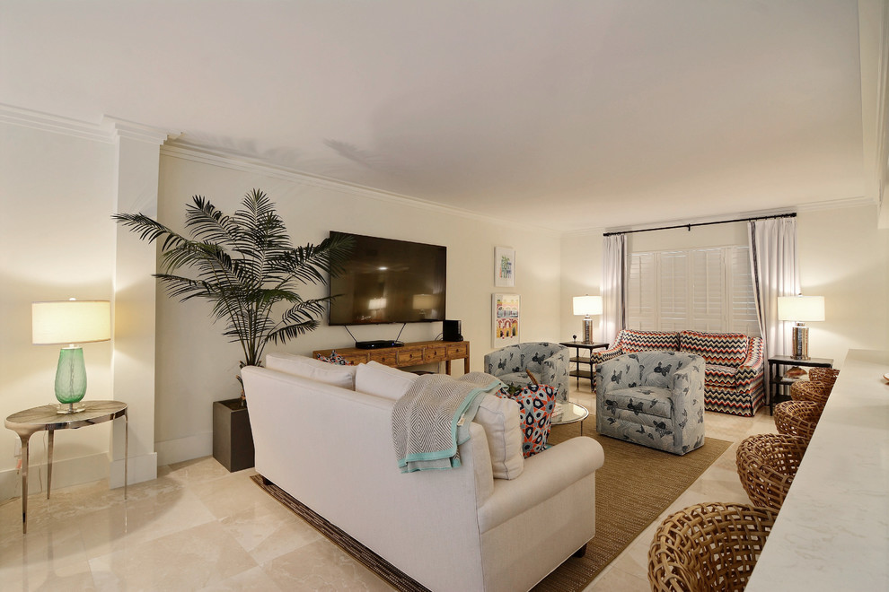 Esempio di un piccolo soggiorno stile marinaro aperto con pareti bianche, pavimento in gres porcellanato, TV a parete e pavimento beige