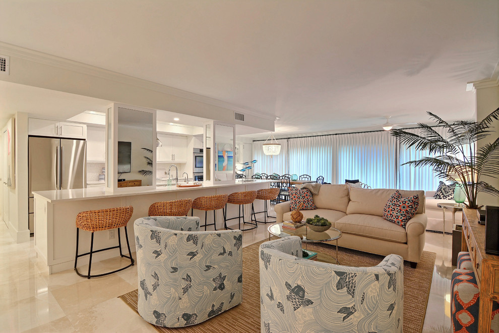 Kleines, Offenes Maritimes Wohnzimmer mit weißer Wandfarbe, Porzellan-Bodenfliesen, TV-Wand und beigem Boden in Miami