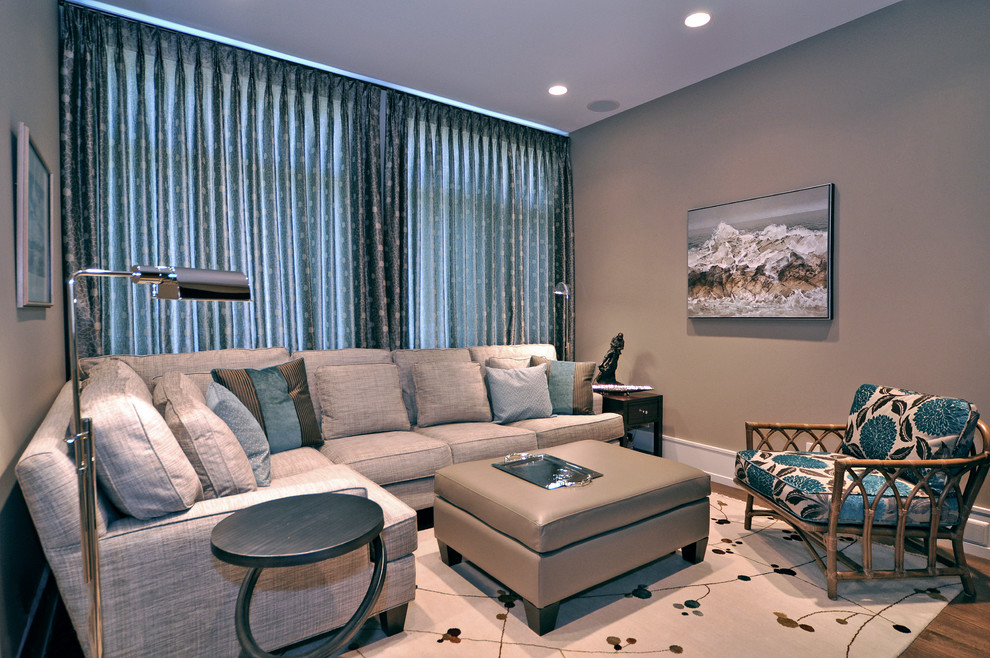 Klassisches Wohnzimmer mit beiger Wandfarbe und braunem Holzboden in Calgary
